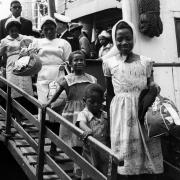 Some of the thousands disembarking from the 
liner Begona at Southampton shortly before the 
Commonwealth Immigration Act came into force, 2 July 1962.