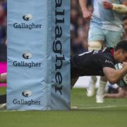Alex Lozowski dives over for a try for Saracens against Harlequins at Tottenham Hotspur Stadium